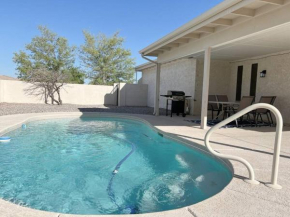 Cheerful Pool Home-Lowkey, 10min to Lake, Comfort